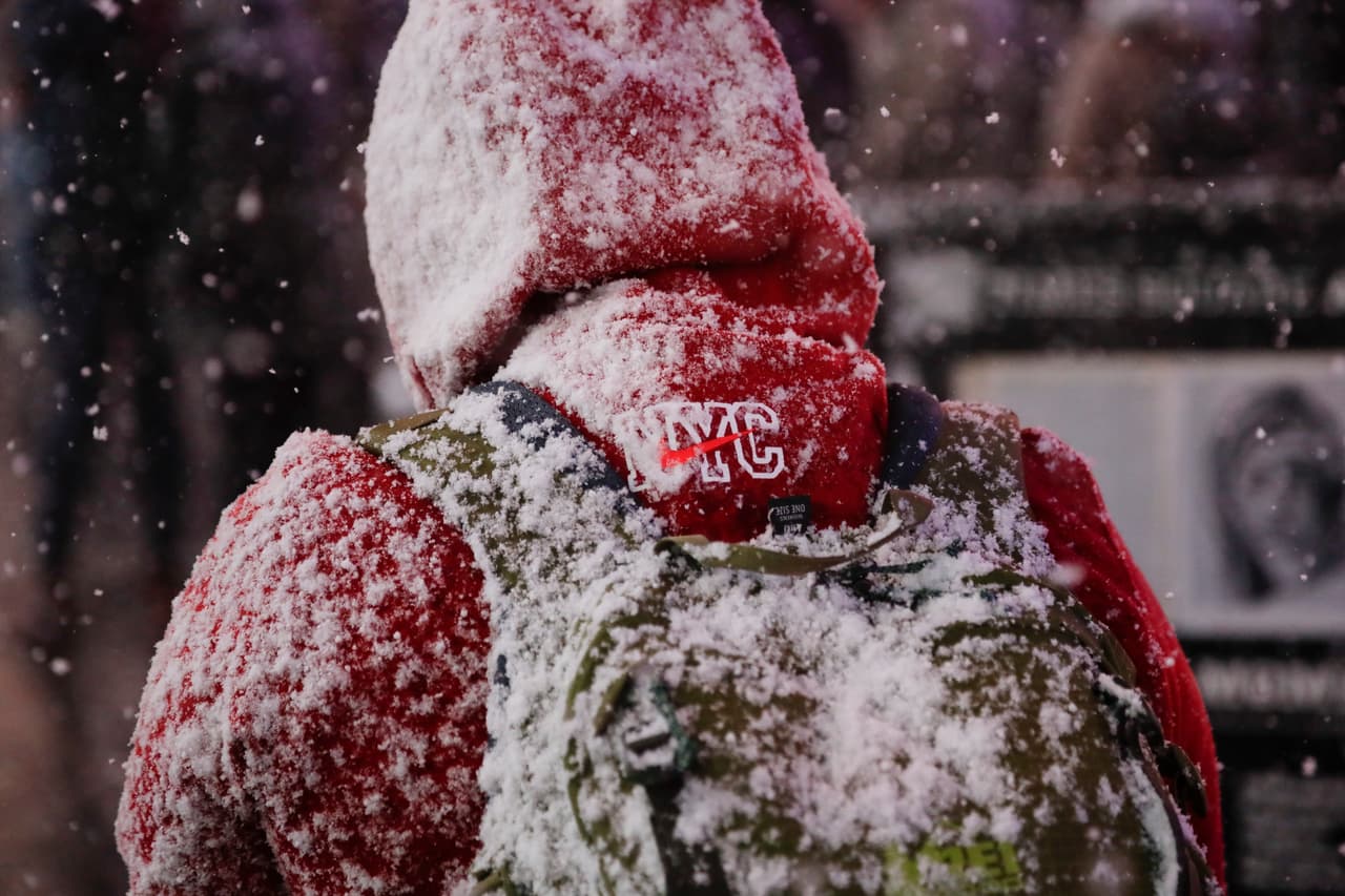 Unos 15 minutos antes de las cinco de la tarde la tormenta comenzó a ceder en la ciudad de Nueva York para avanzar hacia Long Island, dejando un promedio de media pulgada de nieve en el área de Central Park, de acuerdo con el
<a href="https://twitter.com/NWSNewYorkNY/status/1207416708907982848?s=20" target="_blank">Servicio Meteorológico</a>.
<br>