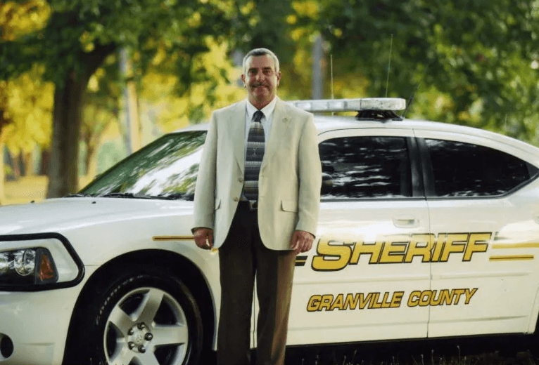 Alguacil de Granville acusado por delito grave de obstrucción de la justicia
