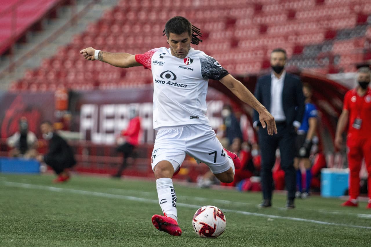 Brayton Vázquez planchó la pantorrilla de Jordi Orozco y le costó salir expulsado del partido.