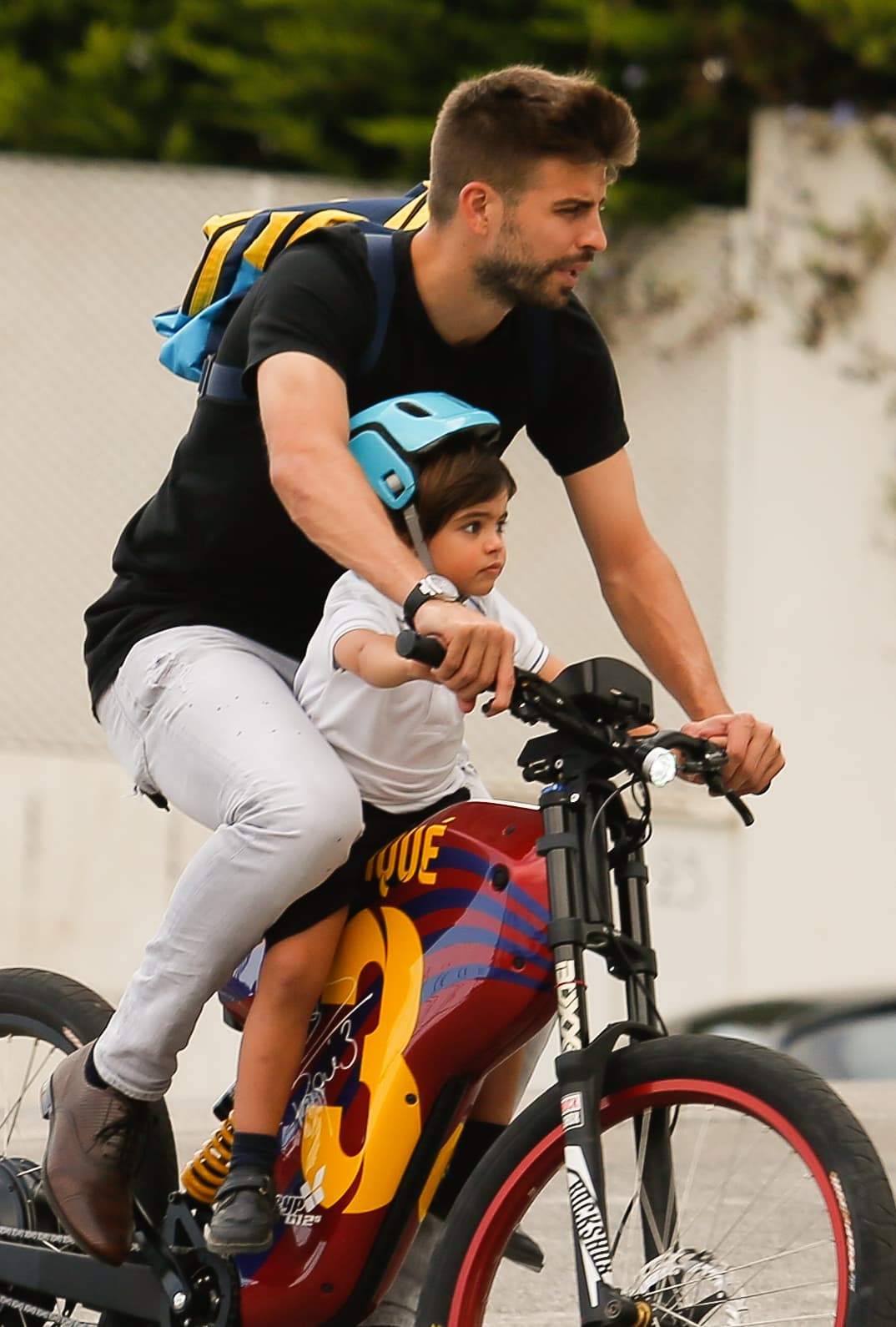 Photo © 2016 Quimi Ortiz/The Grosby Group EXCLUSIVE Barcelona, Sept 22, 2016 Soccer star, Gerard Pique arrives home driving a Barcelona FC customized bicycle after picking up his son Milan from school.
