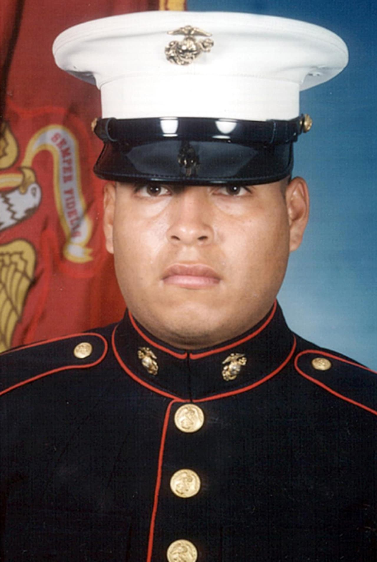 Rafael Peralta nació el 7 de abril de 1979 en México. Emigró con su familia a San Diego, California, y se enroló en las Fuerzas Armadas de EEUU el mismo día que obtuvo su residencia legal permanente.