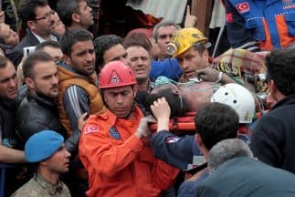 Uno de los sobrevivientes de la explosión de la mina de carbón en Turquía es rescatado y trasladado a un hospital en una camilla.