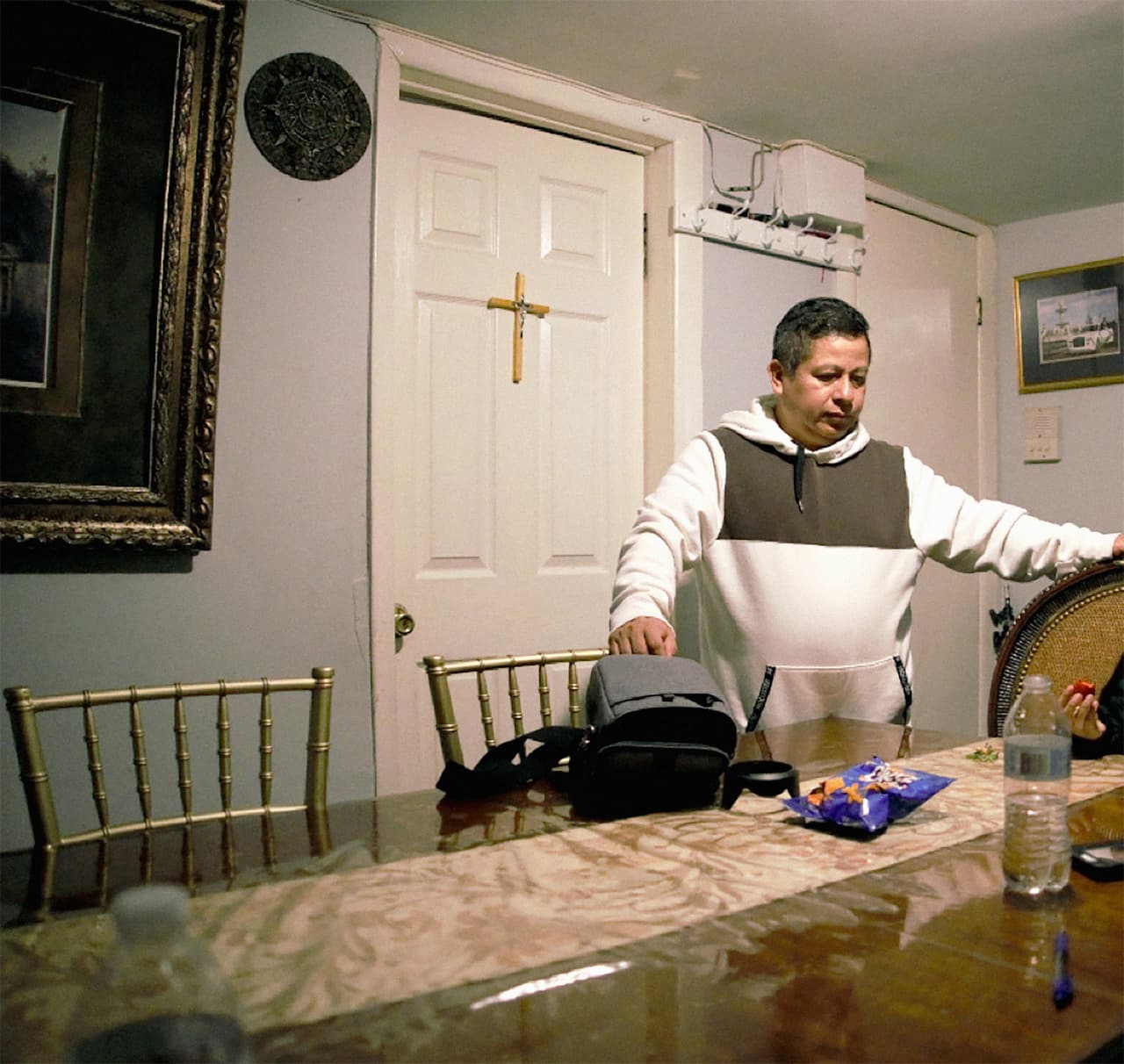 <b>Gabriel Sedano.</b>
<br>
<b>Trump National Golf Club Westchester, New York.</b>
<br>Era el hombre clave para ayudar a Trump en uno de sus pasatiempos favoritos: colgar cuadros, muchos cuadros, la mayoría con su imagen. Una vez Trump le dio una propina de 200 dólares. Dice que también trabajó para Eric Trump haciendo reparaciones del aire acondicionado, drenajes, tuberías y pintura. Vea la historia completa en el especial 
<a href="https://www.univision.com/noticias/especiales/el-poblano-que-colgaba-los-cuadros-de-trump">El poblano que colgaba los cuadros de Trump</a>, de Univision Investiga.