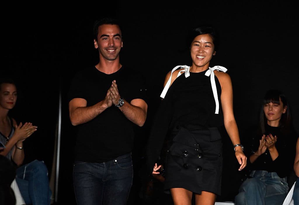 Fernando García y Laura Kim fundaron 
<a href="http://www.monse.com/">Monse</a> tras dejar 
<a href="http://www.univision.com/noticias/noticias-de-eeuu/murio-oscar-de-la-renta-un-genio-de-la-moda">Oscar de la Renta</a>, la marca donde se conocieron hace casi una década al entrar como 
<i>interns</i>. Unos años después, tras presentar dos colecciones que arrasaron en ventas y haber dejado claro que su brillante talento no ha hecho más que dar sus primeros pasos, el dúo creativo presentó su desfile de Primavera/Verano 2017 en 
<a href="http://www.univision.com/eventos-fashion-week">NYFW</a> ante la expectante mirada de la industria. Las críticas han sido unánimes: se trata de una de las mejores propuestas nunca vistas sobre la pasarela.