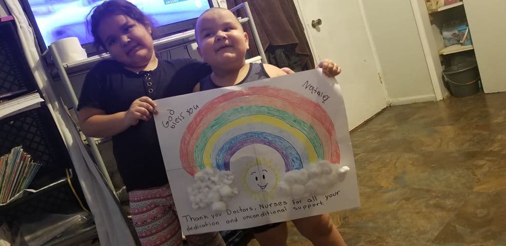 Natalia Naily de 5 años y su hermano Aylan de 4 años hicieron este arco iris para regalarle una sonrisa a otros durante el coronavirus. Buena idea para mantener a los niños ocupados y focalizados en actividades creativas como dibujar y pintar durante la pandemia.