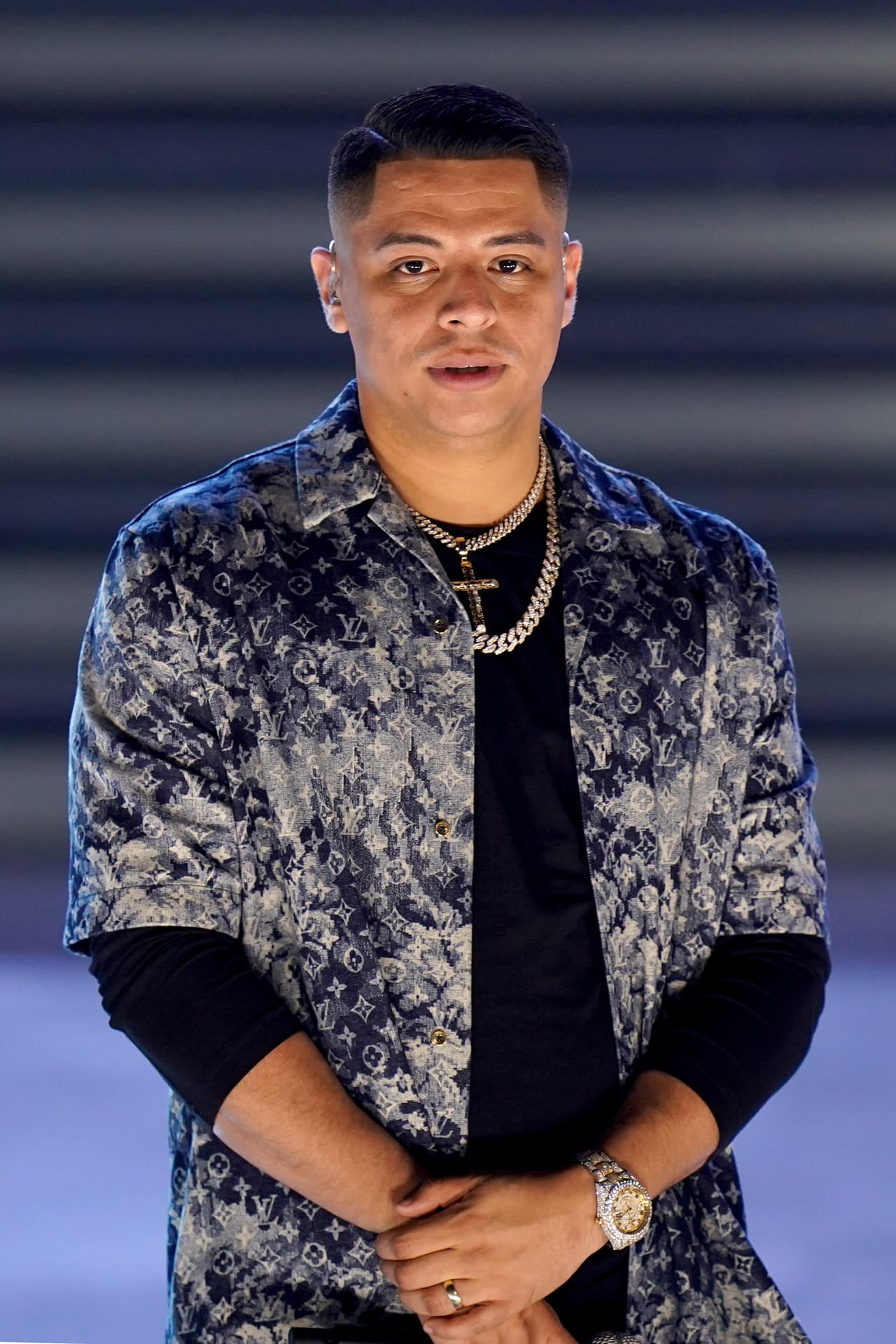 Eduin Caz no reaccionó de manera inmediata al mensaje de su ex, pero lo que sí hizo fue publicar una foto con
<b><a href="https://www.univision.com/famosos/muere-asesinado-lefty-sm-esposa-nuevo-mensaje" target="_blank">el rapero mexicano Lefty SM, quien murió</a></b> a los 31 años tras un presunto ataque en su casa en Guadalajara, Jalisco.
<br>