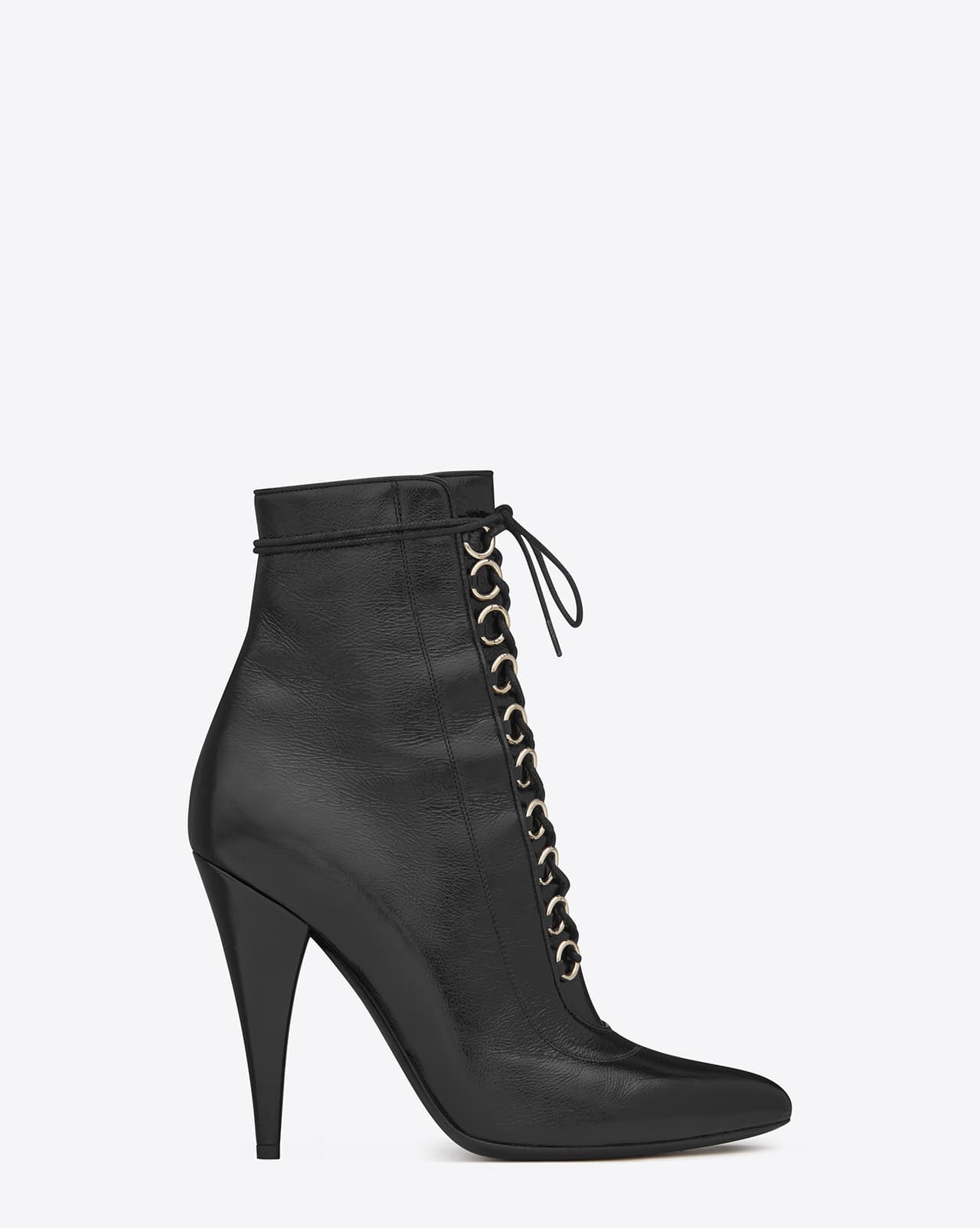 Saint Laurent Fetish Boots. Hedi Slimane sigue subiendo las ventas y fama de YSL. Su estética ha consistido en piezas rock and roll y siluetas skinny. Esta temporada presentó estos botines, verdaderamente sexis.
