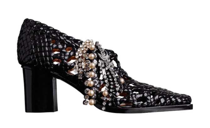 Mocasines Céline. Phoebe Philo sabe lo que las mujeres inteligentes quieren: que su estilo refleje modernidad y un culto profundo al look conceptual-minimalista. Los mocasines de esta temporada tienen un tacón irregular y grueso y están tejidos y tienen piedras preciosas. Phoebe los usa con pantalones de pinzas ligeramente oversized, camisa y suéter de cashmere.