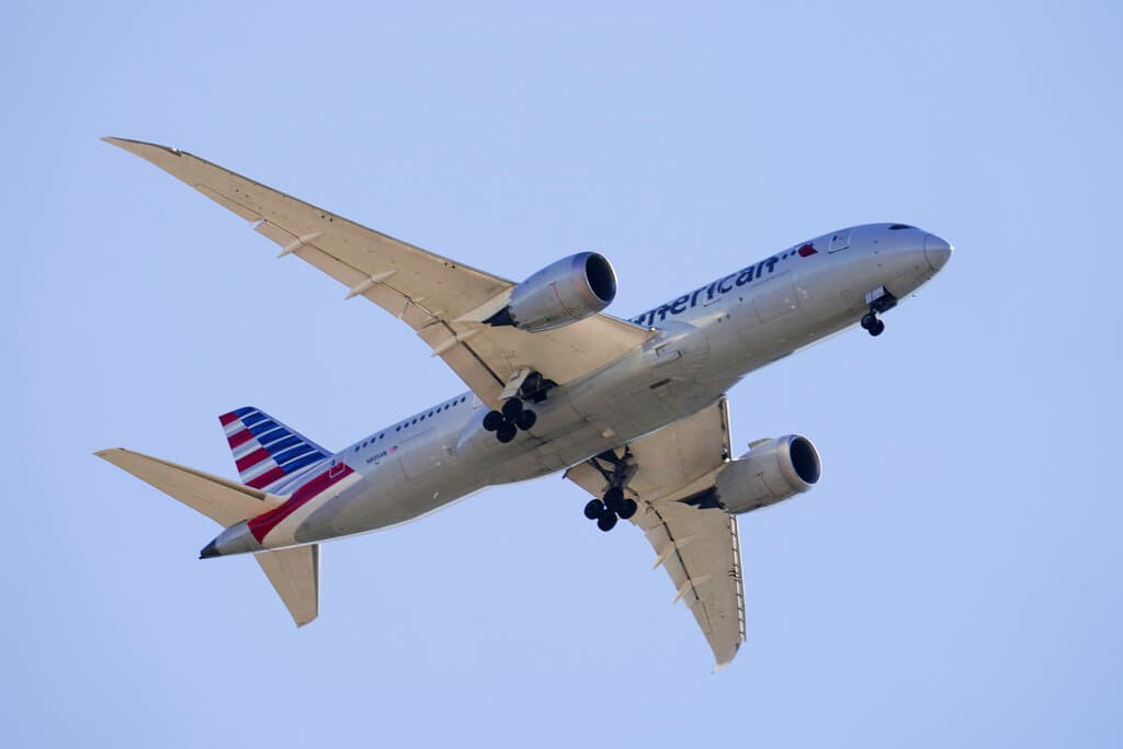 "No sé si está alucinando": piloto alerta de que un pasajero mordió a otro en un vuelo a Filadelfia