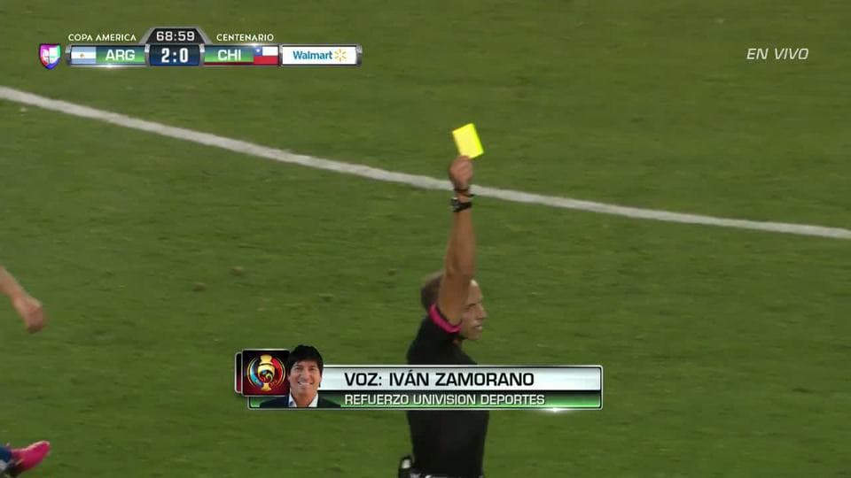 Tarjeta amarilla. El árbitro amonesta a Faustino Marcos Alberto Rojo de Argentina