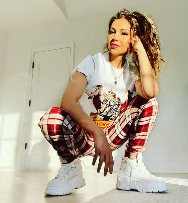 Ahora la cantante y actriz tiene 49 años, está casada con Tommy Mottola y tiene 2 hijos: Sabrina y Matthew.