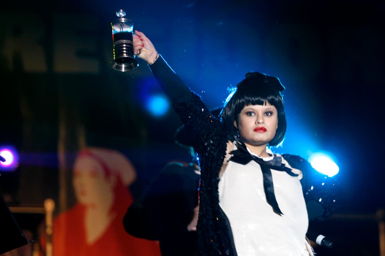 La mañana del 19 de septiembre de 1985 se registró un terremoto de 8.1 grados de magnitud en la escala de Ritcher que destruyó gran parte del centro de la Ciudad de México, dejando miles de muertos. Uno de ellos fue el músico Rockdrigo González.