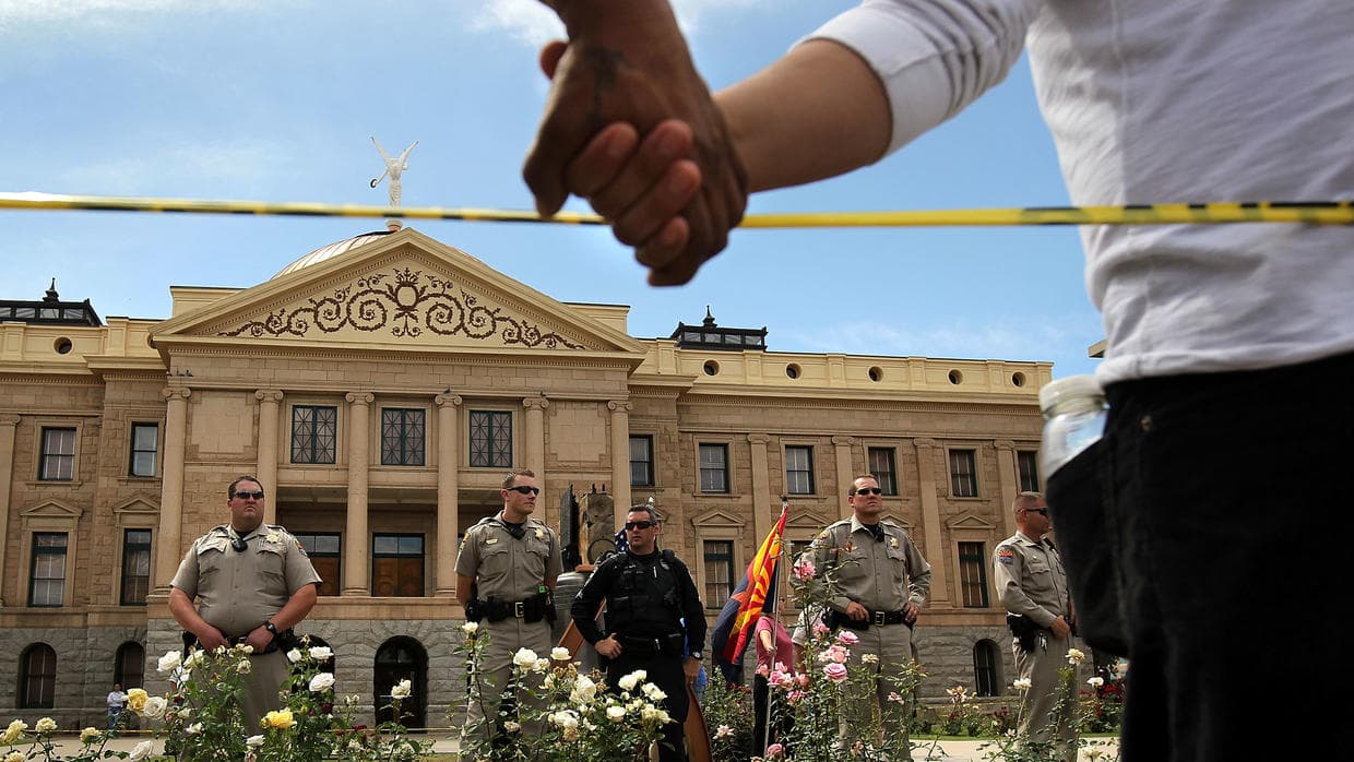 Cero demandas por salvar de un auto a niños o mascotas en peligro y otras 12 leyes que entran en vigor este mes en Arizona