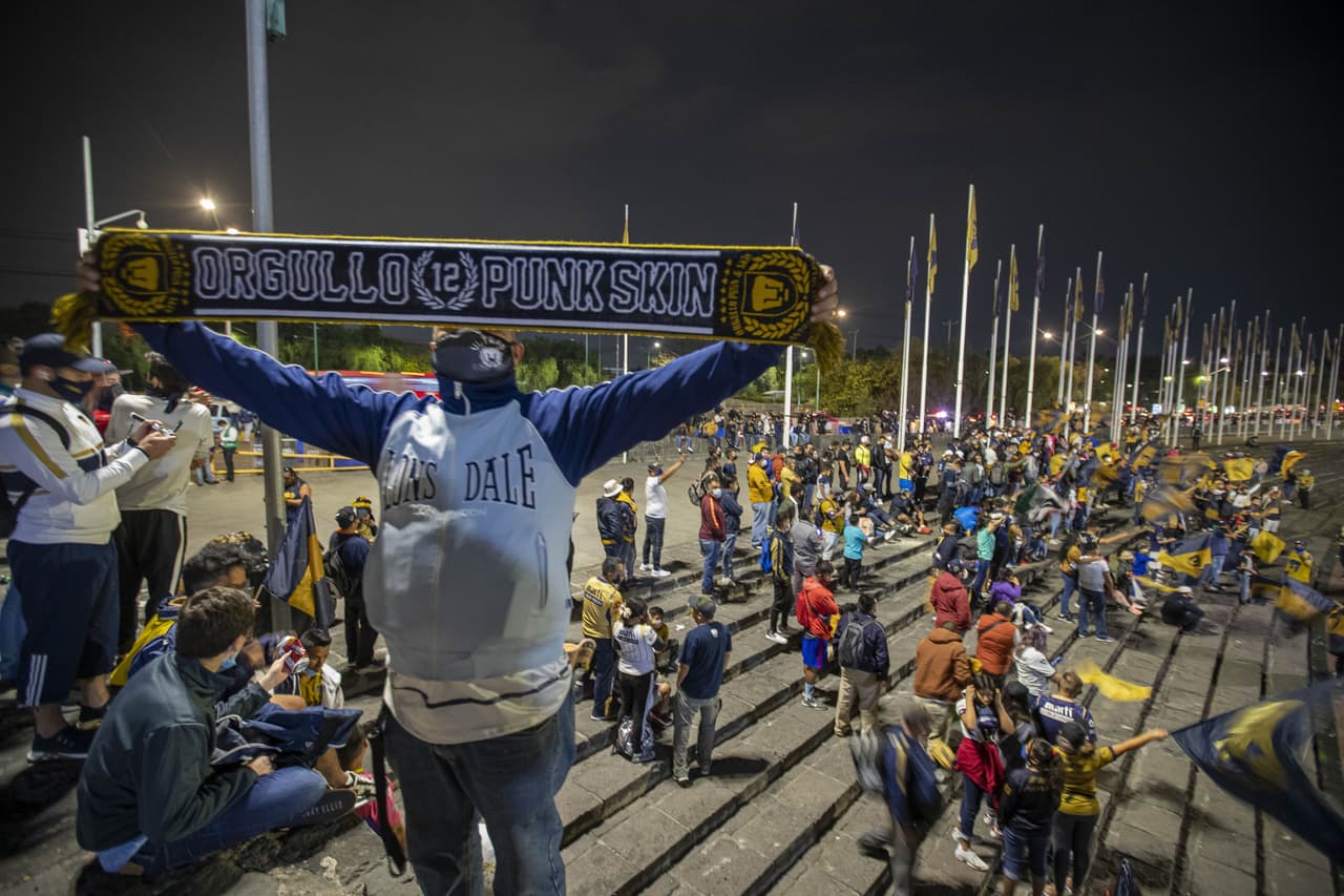 Autoridades de la Alcaldía Coyoacán resguardaron el perímetro del Estadio Olímpico Universitario horas antes del cotejo, pero nada detuvo a los hinchas auriazules para alentar a su escuadra en el primer episodio de la Gran Final del Guard1anes 2020.