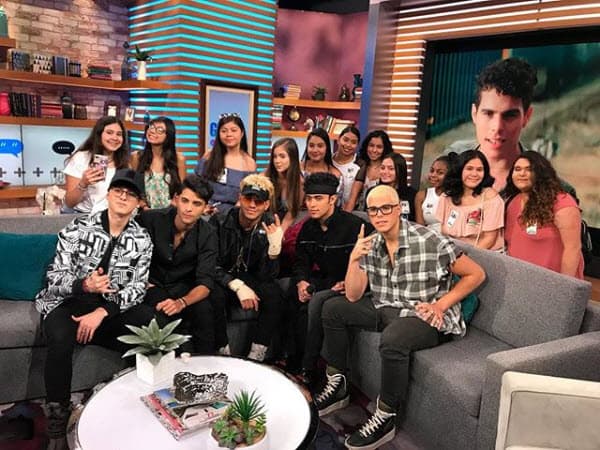 Se tomaron una foto grupal con las fanáticas que los acompañaron en el programa.