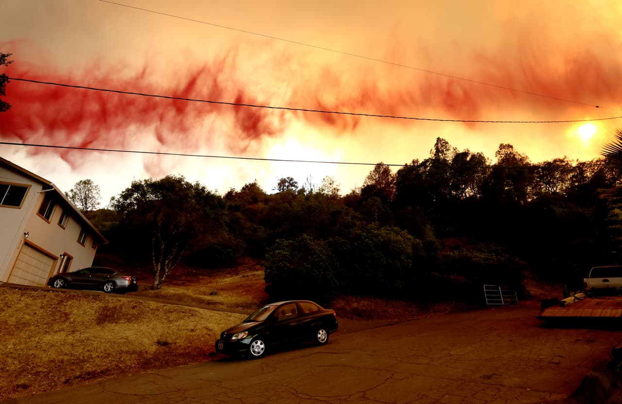 Así lucía el valle de Napa el martes por la tarde mientras el retardante de fuego era dispersado en el aire después de ser arrojado desde un avión de extinción de incendios.