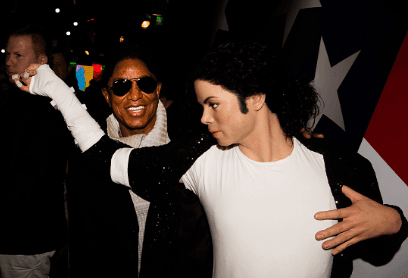 El portavoz también afirmó que el museo supervisa continuamente su colección de figuras para estar al día en cuanto a tendencias.