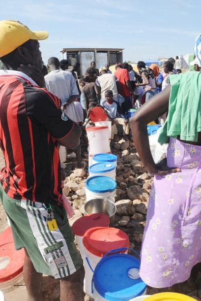 El centro político de Haití, por muy pequeño que fue, simplemente desapareció, y no hubo nada que llenara el vacío. Dos días después del sismo, descendieron enormes helicópteros sobre el patio del Palacio Nacional y de ellos salieron soldados estadounidenses fuertemente armados y blindados.