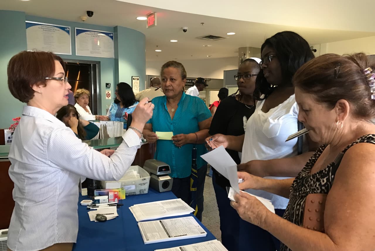 Quiénes son los nuevos votantes que aprovechan la extensión del plazo para registrarse en Florida
