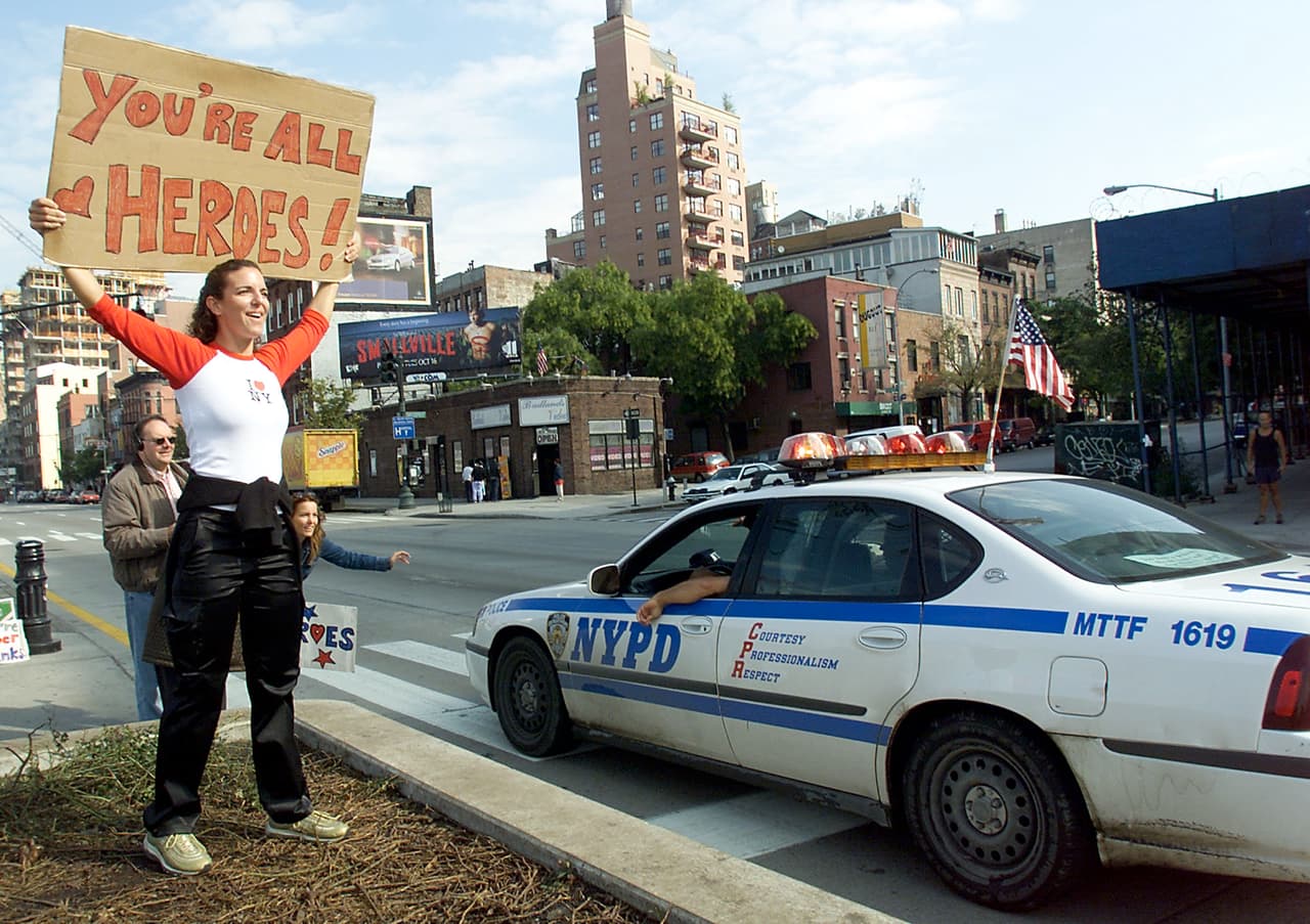Un evento catastrófico que a pesar de haber ocurrido hace dos décadas todavía sigue latente entre la población. De hecho, al día de hoy continúan saliendo a la luz
<a href="https://www.univision.com/noticias/estados-unidos/fotos-ineditas-ataque-terrorista-11-de-septiembre-aniversario-20-anos-fotos">imágenes inéditas del atentado</a> y datos sobre los cuantiosos daños materiales que ocasionó. Sin olvidar que también dio paso a los cambios en la forma de viajar que en la actualidad ya son parte de la normativa.
<br>
<br>En
<a href="https://www.univision.com/carros" target="_blank">Univision A Bordo</a> recordamos esta fecha con las siguientes imágenes de impacto y detalles poco conocidos.