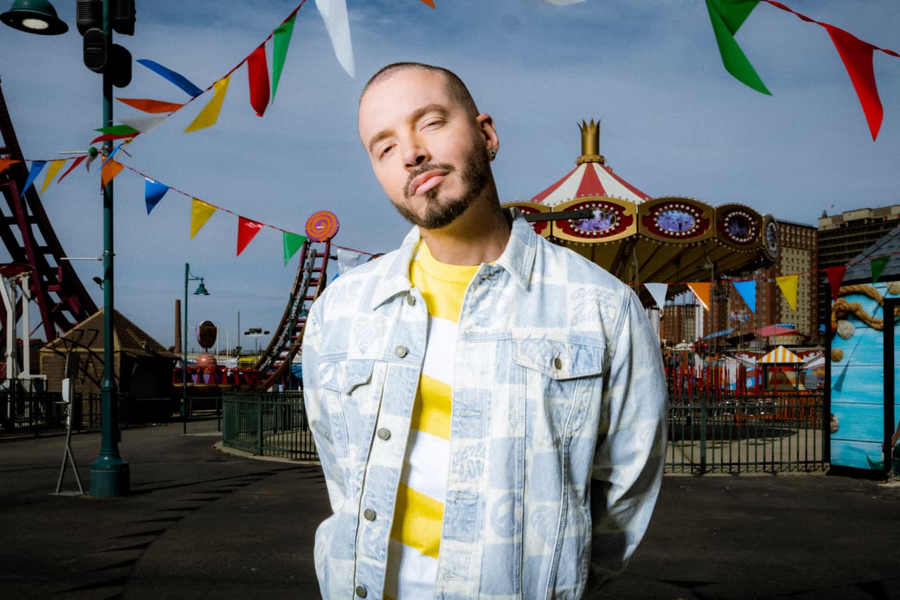 <h3 class="cms-H3-H3">J Balvin</h3>
<br>El colombiano, quien es uno de los artistas más nominados de la noche, regresa a Premios Juventud para presentar sus más grandes éxitos '6AM', 'Ay Vamos', 'In Da Getto' y recibirá el reconocimiento de 'Agente de Cambio' por su defensa a la salud mental e innovación creativa, así como por su papel activo en la recaudación de fondos para las víctimas de tiroteos masivos y el apoyo a los trabajadores agrícolas durante la pandemia. J Balvin ha recibido 10 galardones y este año está nominado en 11 categorías.