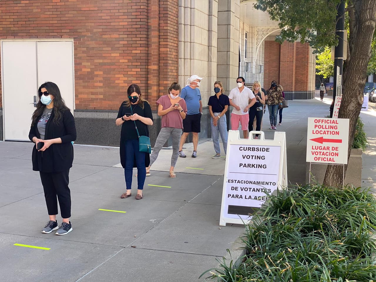 El Centro American Airlines de Dallas, uno de los sitios más grandes del norte de Texas, que opera como centro de votación, sigue recibiendo a largas filas de personas.
<br>