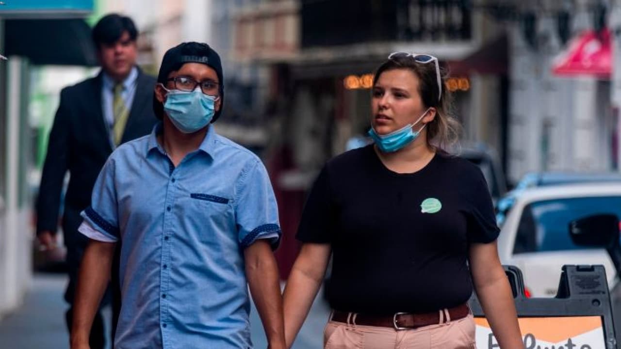 <b>¿Todos deben utilizar los cubre bocas?</b>
<br>
<b><a href="https://www.univision.com/local/chicago-wgbo/nuevo-programa-cps-distribuye-escuelas-condones-gratis-elemental">CPS</a></b> informó que las 
<b><a href="https://www.univision.com/local/chicago-wgbo/chicago-anade-florida-y-otros-estados-a-lista-restricciones-de-viaje-por-coronavirus-fotos">mascarillas</a></b> deben ser utilizadas por los estudiantes, maestros y visitantes, independientemente de su estatus de vacunación. Se pueden remover para actividades en el exterior, como el recreo o eventos de deportes.