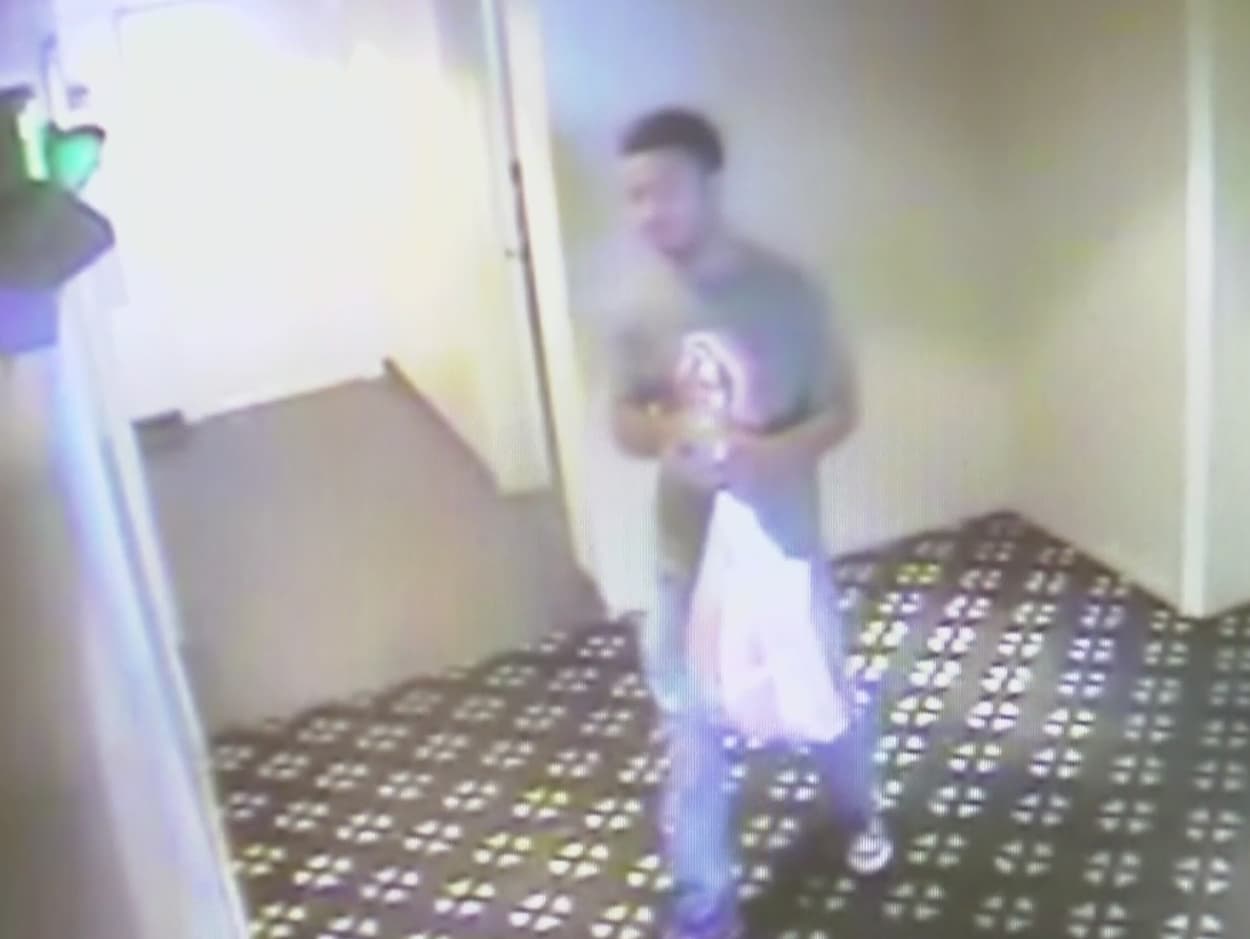 Depredador buscó apartamentos abiertos y atacó a dos mujeres, según la policía de Los Ángeles