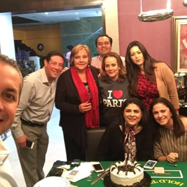 Victoria Ruffo tuvo un fin de semana lleno de festejos por su cumpleaños numero 55, que cumplió el pasado 31 de mayo. La celebración comenzó con un pastel en su casa. "acompañada de grandes amigos", escribió a lado de esta fotografía.