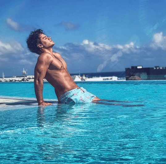 En cada fotografía deleita a sus fans con un bronceado perfecto. 
<br>