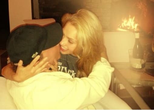 También que es muy expresivo, pues le ha colocado frases como: "Eres todo para mí. Mi luz, mi amor, mi socia, todo lo que importa en mi vida".