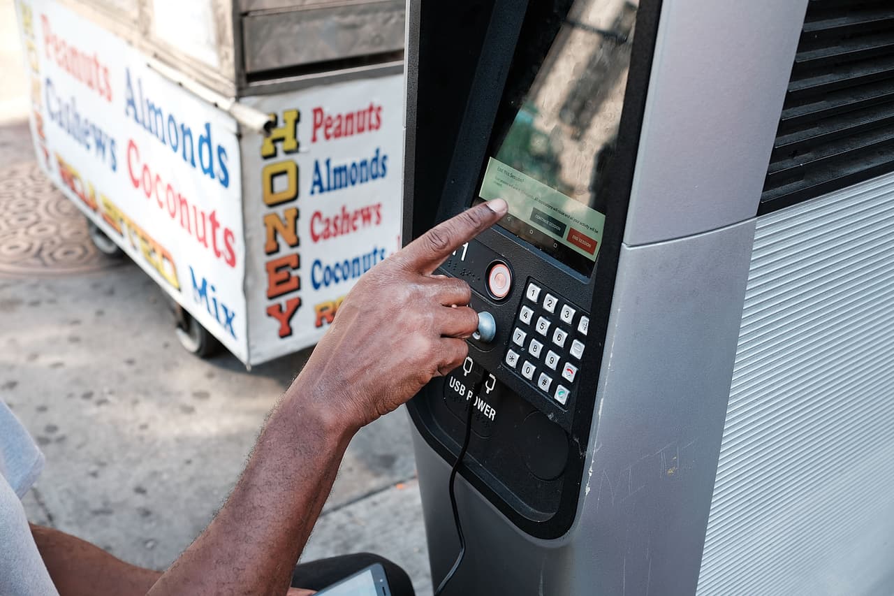 Los quioscos LinkNYC también ofrecen un directorio de servicios sociales, llamadas telefónicas gratuitas dentro de Estados Unidos, publicidad específica del barrio y alertas de tránsito y meteorológicas.
<br>
<br>
<br>
<br>