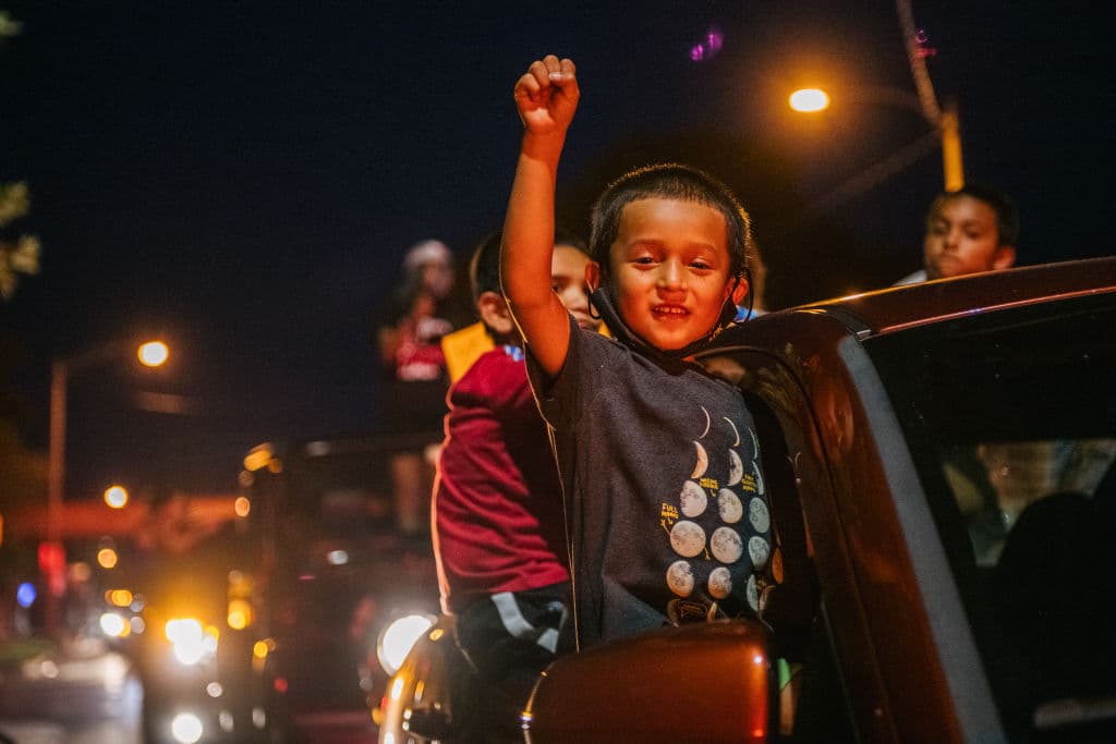 "Quiero que mis hijos vean cómo se produce el cambio y estoy aquí para que nunca les suceda nada como esto", dijo una mujer mientras marchaba junto a su marido y sus hijos de ocho y siete años.