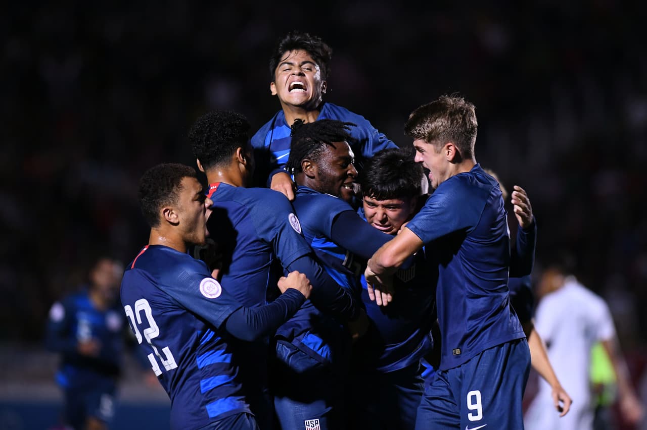 Y con tiro de larga distancia, a los 17 minutos, Alex Mendez puso adelante a los estadounidenses 1-0, una jugada bien tejida y consumada con un cañonazo que batió a Carlos Higuera.