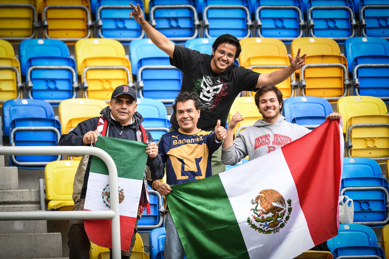 El estadio de Gdynia en Polonia es testigo del colorido previo de los fanáticos de México y de Japón para apoyar a sus selecciones en el segundo partido del Grupo B del Mundial Sub-20.