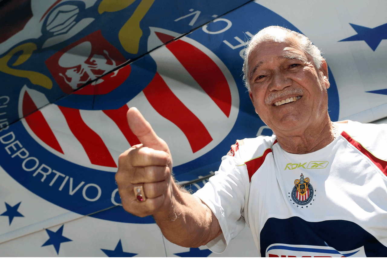 Jugador más viejo en disputar un partido – En 2008 durante un Chivas vs Pumas en el futbol mexicano, los tapatíos alinearon a Salvador Reyes en su once inicial.