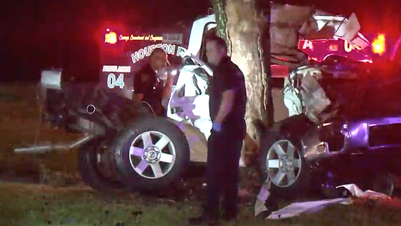 Alrededor de las 5:00 de la mañana del 4 de mayo, un hombre conducía una camioneta pickup en exceso de velocidad en dirección este a W. Tidwell y perdió el control, se estrelló contra un árbol y falleció en la escena.