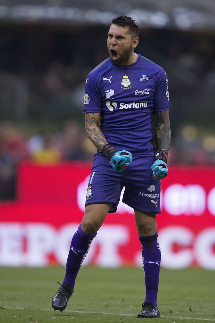 Con un pase entre líneas, el delantero pudo eludir a Agustín Marchesín y de pierna derecha definió con el arco vacío.