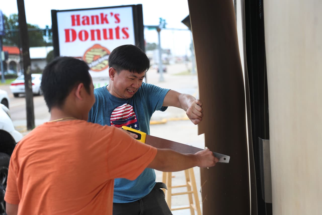 Los propietarios de un restaurante en Lake Charles, protegen su negocio con maderas. El CNH proyectó que Laura podría obtener energía de las aguas cálidas del Golfo de México y adquirir fuerza antes de tocar tierra firme el miércoles por la noche o jueves por la mañana como huracán categoría 3 en la escala Saffir-Simpson.
<br>