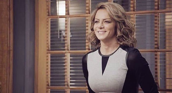 El corte del cuello de sus vestidos es redondo.