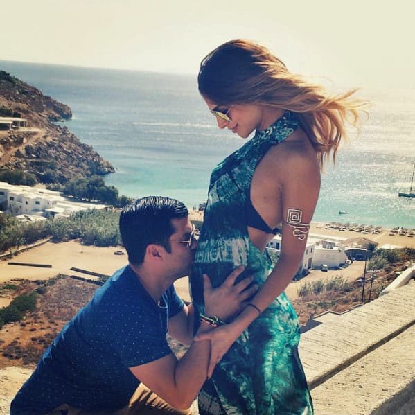 Antes de darle la bienvenida a 
<b><a href="https://www.univision.com/famosos/mira-el-divertido-baile-de-alejandra-espinoza-y-matteo-al-ritmo-de-baby-shark-hasta-su-mascota-participo-video">su pequeño hijo Matteo,</a></b> la pareja enfrentó duros y dolorosos momentos, pues sufrió la pérdida de tres embarazos. “Yo 
<b>tengo una condición que se llama trombofilia</b>, eso hace que muchos de los embarazos que pueda tener no se completen. Tengo que estar bajo cuidado médico”, explicó Alejandra Espinoza.