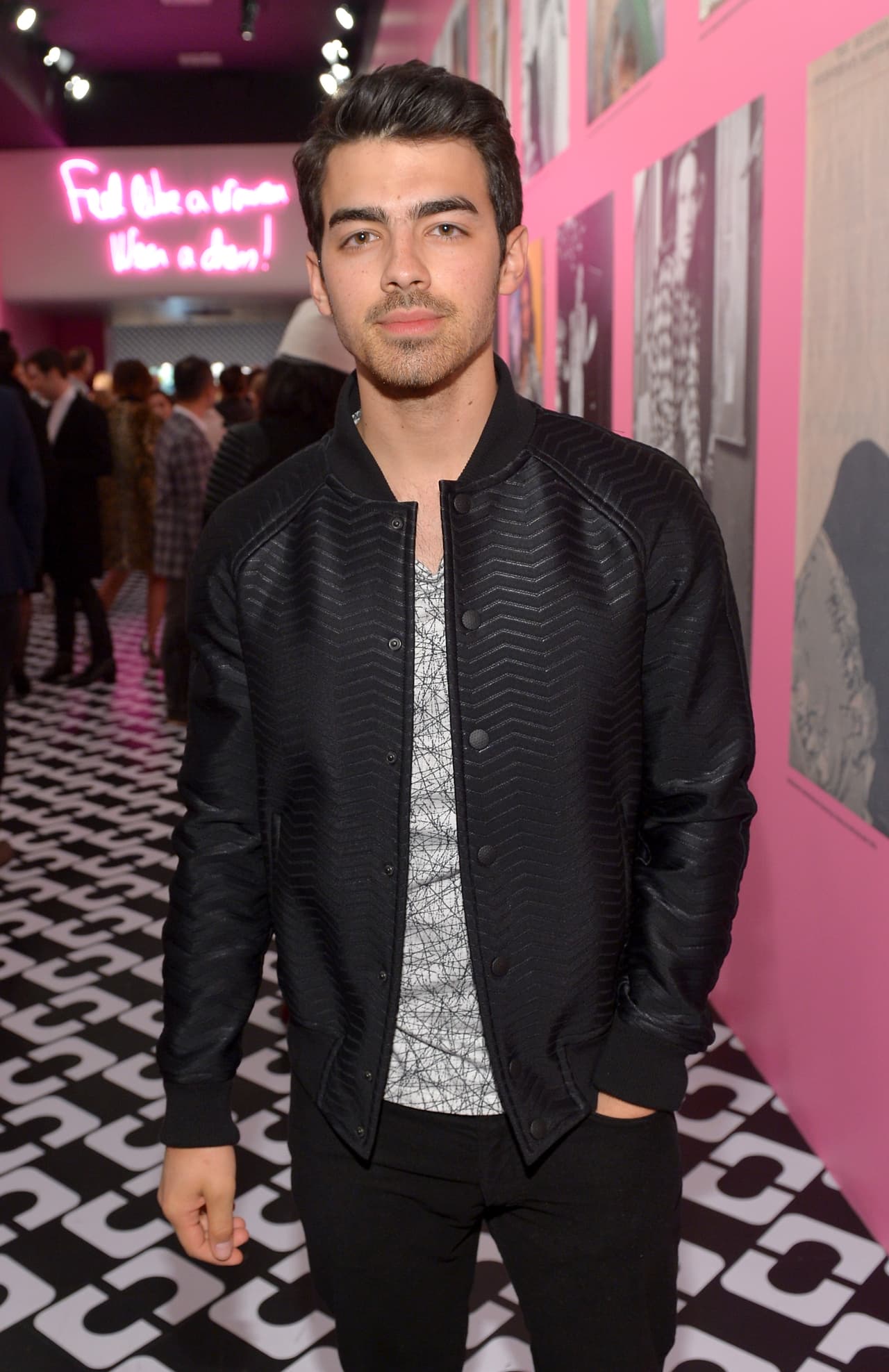 El cantante reveló que fumó mariguana por primera vez con Miley Cyrus y Demi Lovato. Además, asegura que tuvo fuertes problemas de alcohol, tanto que un día se cayó de unas escaleras.