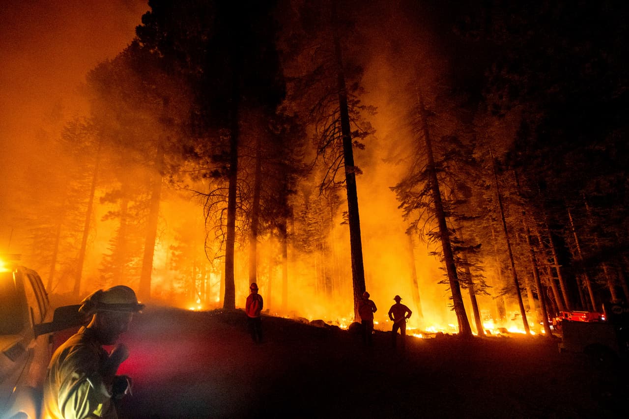 En Montana, 
<a href="https://www.univision.com/noticias/estados-unidos/estados-que-mas-han-aumentado-su-temperatura-en-verano-fotos">un incendio forestal</a> alentado por el viento, destruyó más de una decena de casas, dependencias y otras construcciones, dijeron las autoridades este domingo. Se ordenaron evacuaciones después de que las llamas saltaran una carretera y se desplazaran hacia comunidades cercanas al lago Flathead en la parte noroeste del estado.