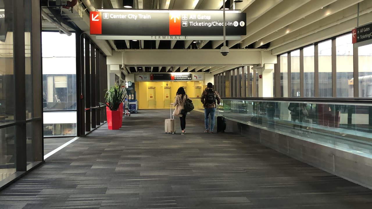 <b>Aeropuertos</b>: Los funcionarios de Filadelfia esperan obtener parte de los $ 25 mil millones asignados a los aeropuertos para ayudar a un esfuerzo del Aeropuerto Internacional de Filadelfia de $ 1,2 mil millones para expandir la capacidad de carga. El aeropuerto dice que el proyecto crearía 6.000 puestos de trabajo permanentes y 22.000 trabajos de construcción y lo ayudaría a competir por más de los 53.000 millones de dólares de tráfico de carga de la región.