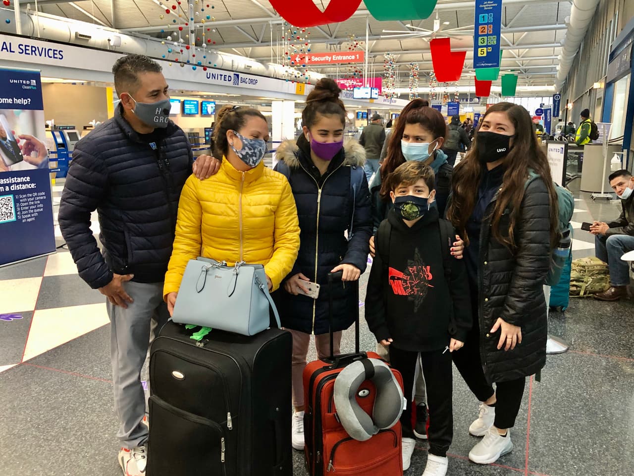 “Sabemos que lo recomendaron pero igual hay que visitar a los familiares. De hecho mi papá viajó de México, llego a Houston y ahí nos vamos a encontrar,” dice David Guerrero, un residente que viaja junto a su familia.