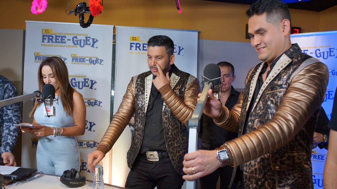 Banda Los Recoditos nos presentó en primicia su nuevo disco 'Los Gustos Que Me Doy' y armaron tremendo relajo con La Bronca, El Tambochi y El Compa Ivan.