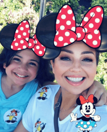 "¡Amo verte sonreír! ¡La recompensa más hermosa es ver tu carita de sorpresa y de felicidad!", escribió la también empresaria junto a esta publicación.