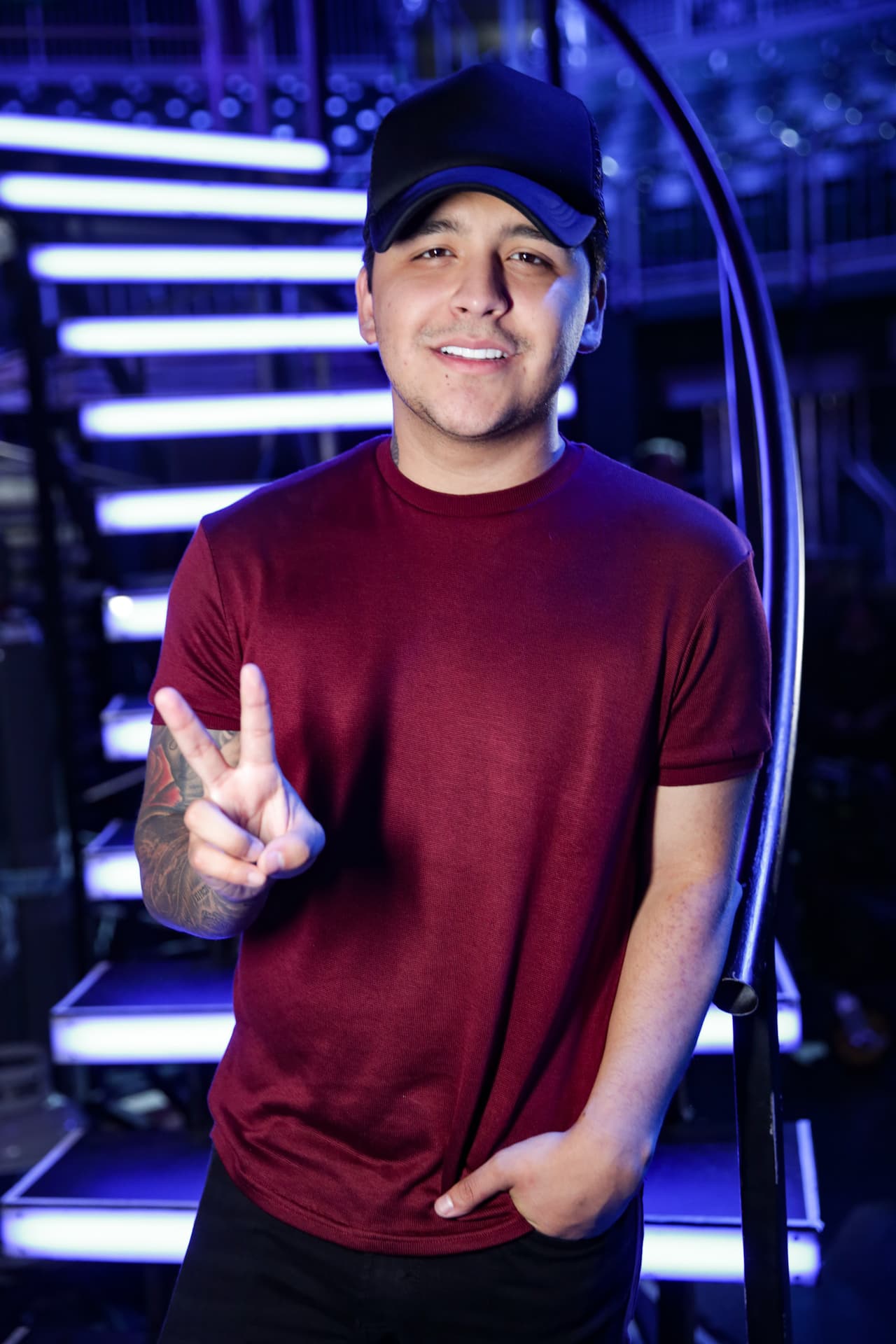 A su llegada al Watsco Center, sorprendió a todos: cambió su clásica tejana por una sencilla gorra color negro.