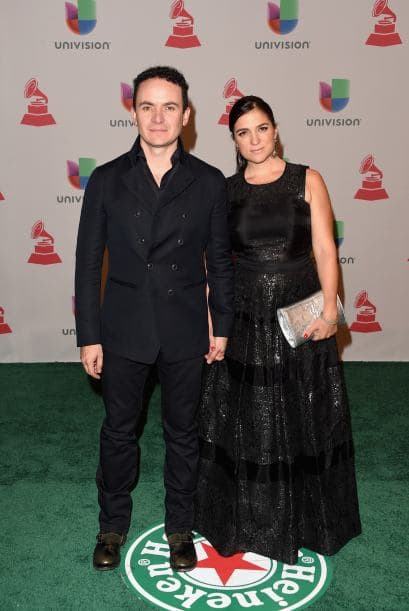 El cantante colombiano Fonseca y su esposa Juliana Posada muy agarraditos de mano. Muchos aprovecharon para gritar su amor a los cuatro vientos. Así lo hicieron estas parejitas que no se despegaron en la alfombra verde de Latin GRAMMY.