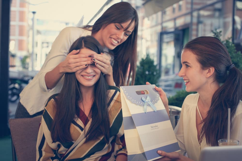 <b>LEO</b>
<br>Sobra decir que a un Leo le encantan los regalos, como cualquier otra muestra de adulación y cariño. Hasta a veces la cantidad es mejor que la calidad. Para hacerlos felices, cómprales algo llamativo, nada discreto, porque les gusta llamar la atención y ser muy originales con su ropa y cosas personales.